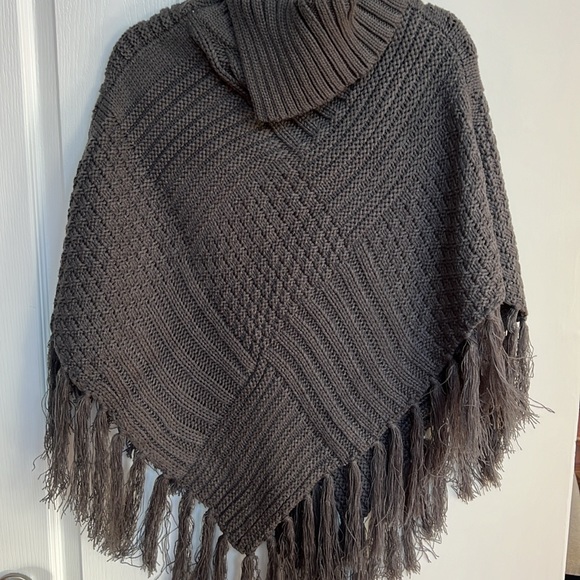 Boutique NWOT 100% acrylic super soft cable knit poncho - Picture 5 of 7